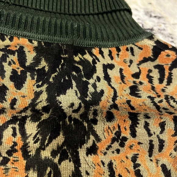 GIANNI Contrast Turtleneck Sweater - Picture 7 of 11
